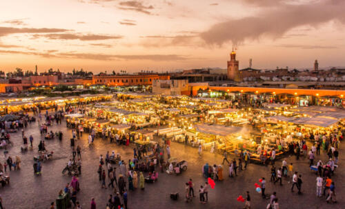 Place Djema El Fna Marrakech Maroc au coucher du soleil