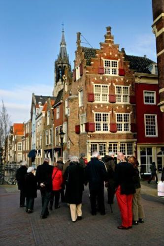 Delft-group-of-visitors-at-historic-building-1560x2340